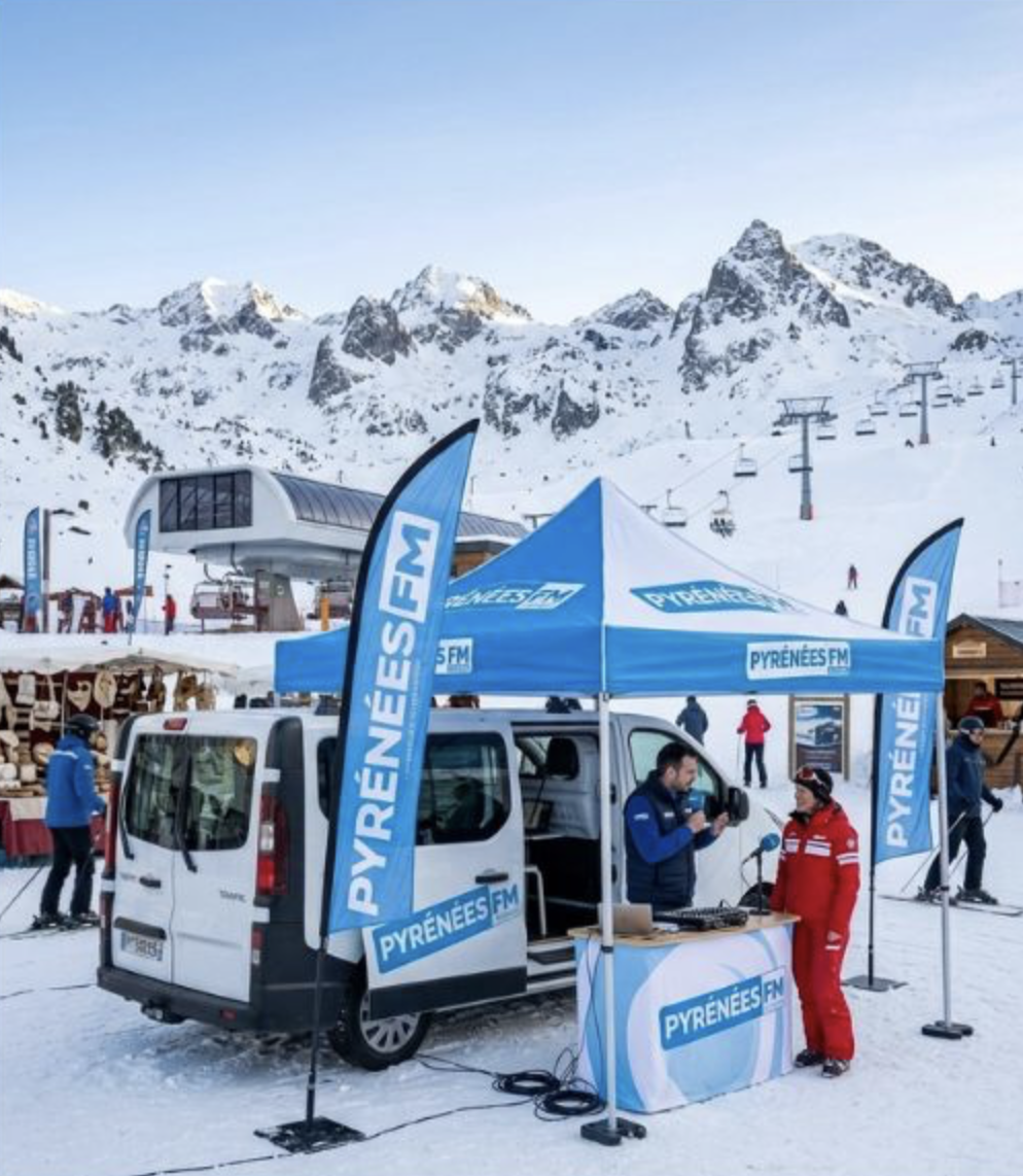 Pyrénées FM installe régulièrement son studio mobile au pied des pistes des stations de ski. Une présence sur le terrain qui illustre sa volonté de proximité avec les acteurs des Pyrénées. © Pyrénées FM