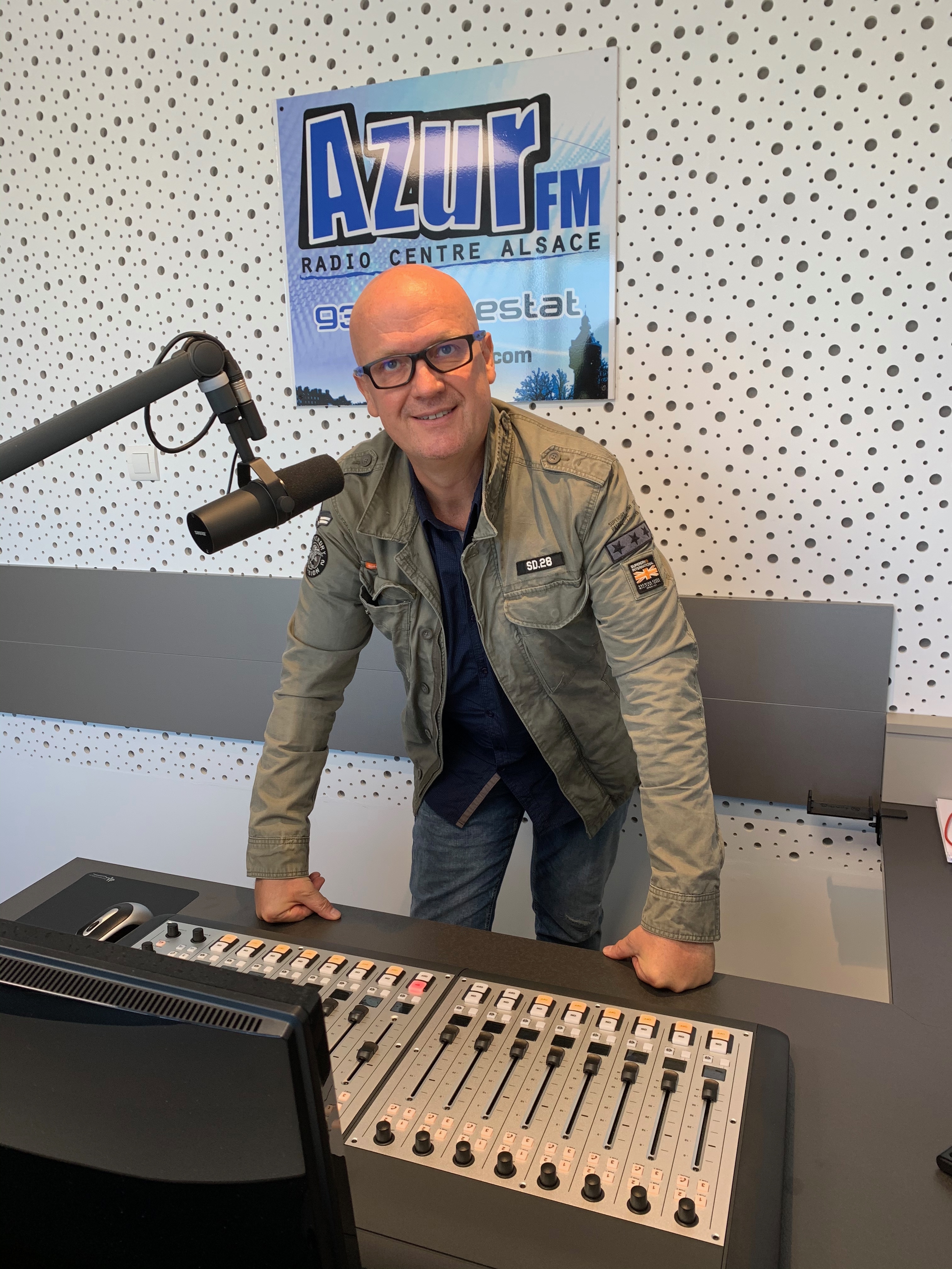 Franck Jehl, directeur d'AZUR FM, mise sur l'ultraproximité avec trois studios à Sélestat, Colmar et Haguenau, tout en poursuivant le développement du DAB+ en Alsace. © Azur FM