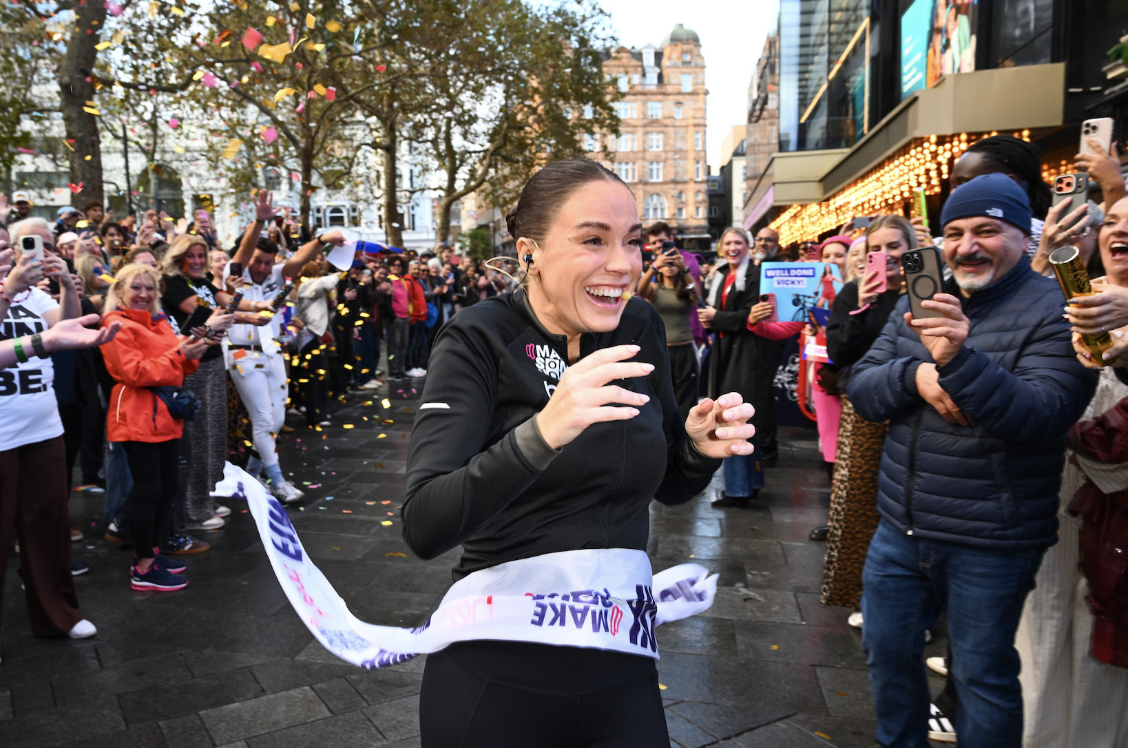 Vicky Pattison à Leicester Square, à Londres, au terme de son défi de 250 miles pour la campagne Make Some Noise 2026 de Global. © Global's Make Some Noise / Matt Crossick