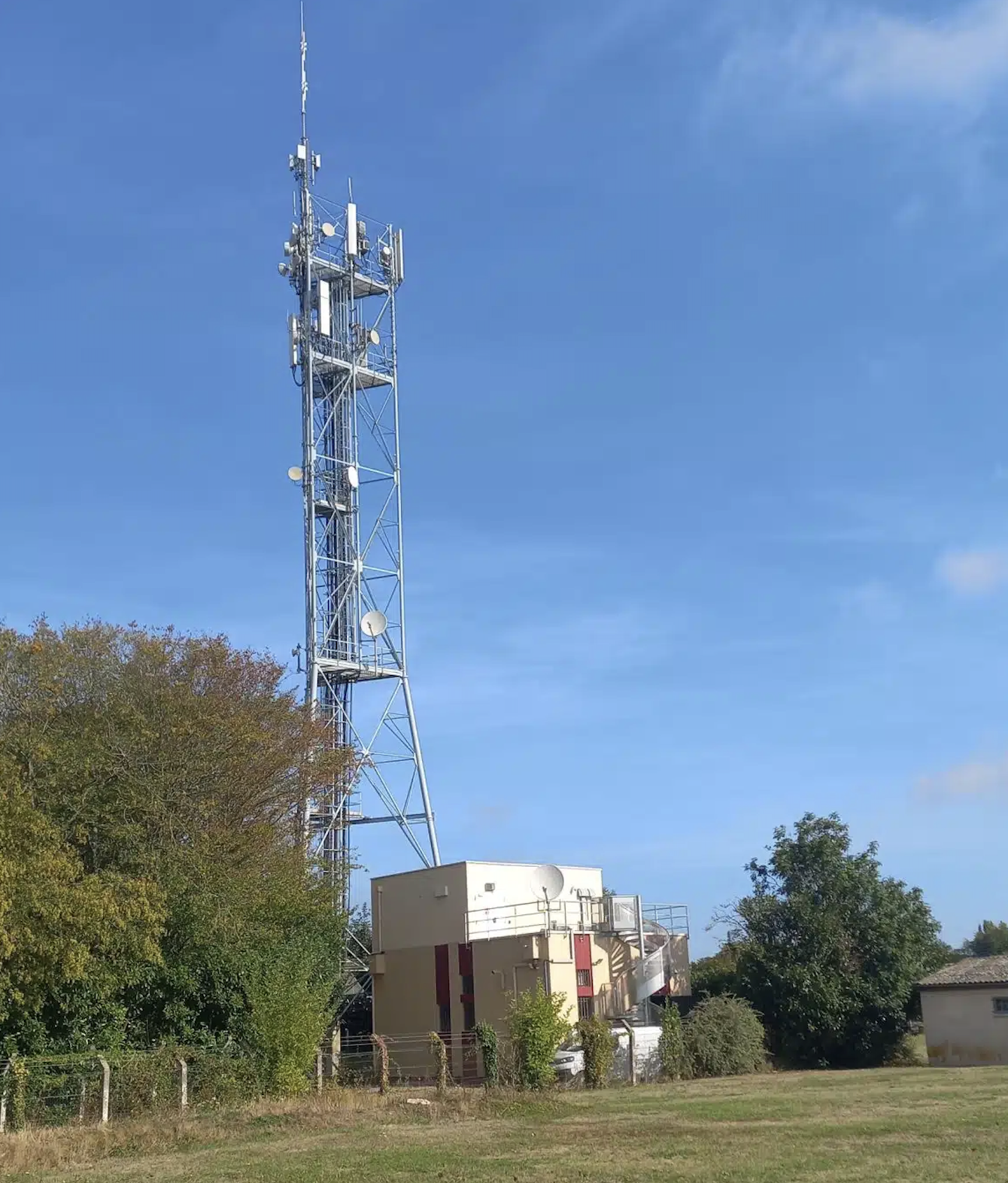Le nouveau site de diffusion DAB+ de Bayeux–Saint-Vigor, en Normandie, participe au renforcement de la couverture des radios nationales. © TDF