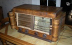Un vieux poste de radio qui trône, toujours, sur la table d'une cuisine. 