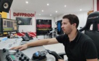 Paul Bronze à l'écoute des annonceurs dans les studios de DiffProd. (Crédit : Gwendoline B) 