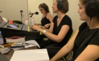 Le studio mobile de Radio Classique en juillet 2020. Avec à la prise de son : Marion Bénet à la direction artistique (au premier plan), Aurélie Messonnier au mixage son (au centre) et  la journaliste Laure Mézan (à l'arrière-plan). © Radio Classique.