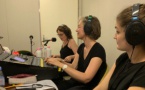Le studio mobile de Radio Classique en juillet 2020. Avec à la prise de son : Marion Bénet à la direction artistique (au premier plan), Aurélie Messonnier au mixage son (au centre) et la journaliste Laure Mézan (à l'arrière-plan). © Radio Classique. 