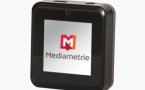 Cet audimètre, développé par Médiamétrie, est le plus petit du monde : il mesure 4,4 cm x 4,4 cm pour 1,5 cm d’épaisseur et moins de 40 g. 