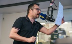  Maxence Bertholon, associé à Romain Mazodier, est l’un des cofondateurs d’Activ Radio. Il supervise toute la partie technique, mais c’est aussi la voix off historique de la station ! 