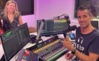 Sonia Aline dans les studios de Radio 1, en compagnie du directeur d'antenne Thierry Hazard. © Radio 1. 