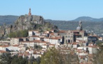 Le Puy-en-Velay où FM43 émet sur le 100.3. Quand ruralité rime avec ultralocal. © Pixabay.