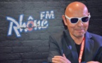 Kurt Hediger porte fièrement le gadget à la mode actuellement dans tout le Valais : les lunettes Rhône FM.