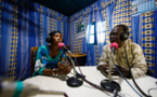 Une animatrice et un animateur dans le studio de Radio Betafo à San (Mali), émission en partenariat avec RRI. Crédit : Radios Rurales Internationales.