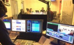 Chaque jour, les élèves conçoivent les programmes de la webradio de l'école : une radio grandeur nature pour apprendre les techniques de leur futur métier. © Philippe Chapot