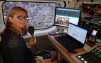 Sylvie Perchot aux commandes de WinMedia dans le studio mobile de Radio Espérance. 