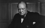 Churchill, maître du verbe radiophonique en temps de crise, modèle inattendu du leadership audio © Yousuf Karsh. Library and Archives Canada, e010751643