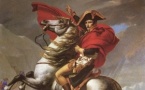 Napoléon franchissant les Alpes, Jacques-Louis David, 1800. Une œuvre majeure de l’iconographie impériale, conservée au Château de Malmaison. Source : Wiki Commons.