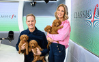 Les animateurs de Classic FM entourés de chiots à l’occasion du lancement de "Pet Classics". L’an dernier, la station avait reçu des milliers de photos et vidéos d’auditeurs montrant leurs animaux  (chiens, chats, lapins, chevaux, tortues ou serpents) paisiblement à l’écoute des programmes.