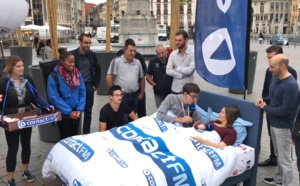 Contact FM dans un lit sur la Grand Place de Lille