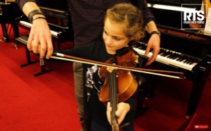RTS offre un violon à une très jeune auditrice