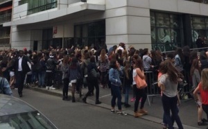 Attroupement de fans devant NRJ