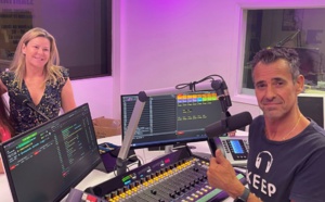 Sonia Aline dans les studios de Radio 1, en compagnie du directeur d'antenne Thierry Hazard. © Radio 1.