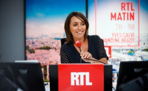 Amandine Bégot, coanimatrice de la matinale de RTL aux côtés d'Yves Calvi. ©Thomas PADILLA / AGENCE 1827 / RTL.