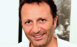 Arthur essaie de vendre Oui FM