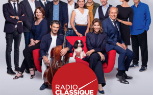 Photo de famille des animateurs de Radio Classique 2023, avec le logo ©Radio Classique 