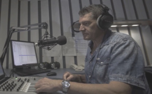 René Orget dirige le réseau R’La Radio Station qui souffle cette année ses 20 bougies