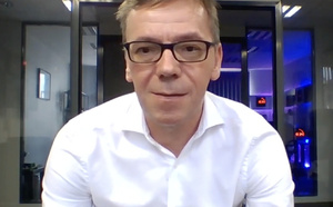 Anthony Bourdain : “L’IA est un super assistant, pas un voleur d’emplois”