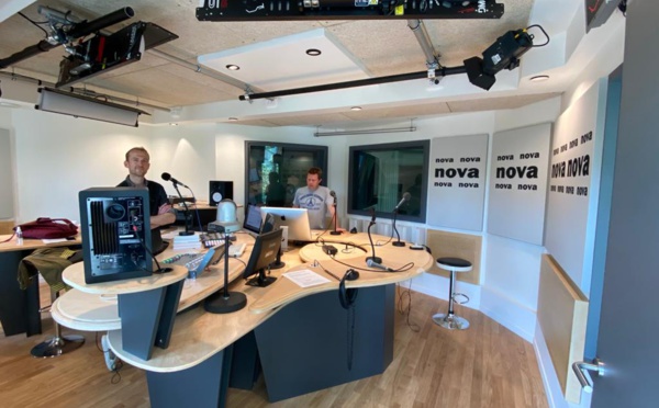Nova ouvre son antenne et se réinvente en synergie