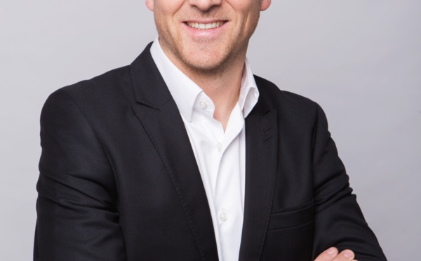 Julien Frégonara aux commandes de 10 radios