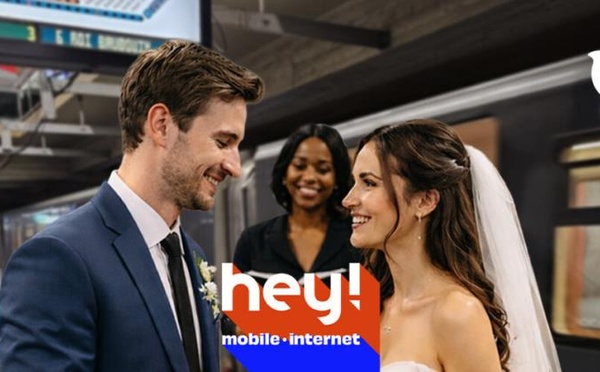 Radio Contact marie 5 couples sous les néons du métro de Bruxelles