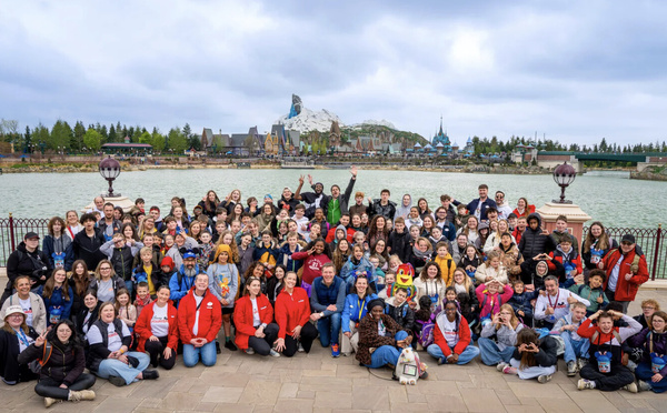 Le Nostalgie Magic Tour s’invite à Disneyland avec 150 enfants